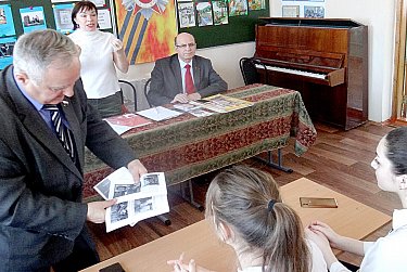 Школьники читают стихи Николая Клементьева